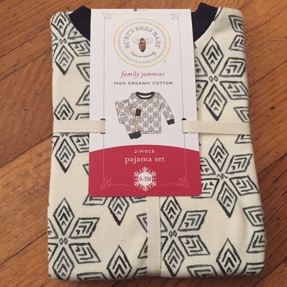 Burt’s Bees snowflake ❄️ Pajama Set